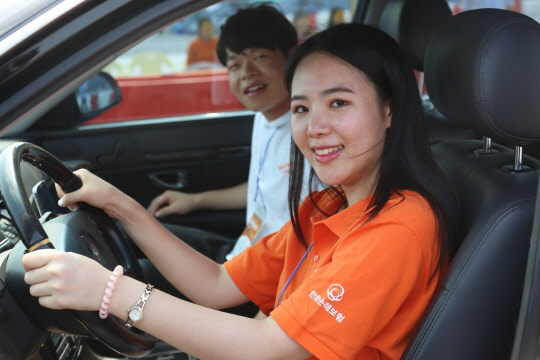 한화손해보험은 6일 경기도 화성시 한국교통안전교육센터에서 '대학생 서포터즈 1기 안전-에코 드라이빙 실습교육'을 실시했다고 7일 밝혔다. 초보운전 대학생이 교육 과정에 따라 직 접 운전 교육을 받고 있다.